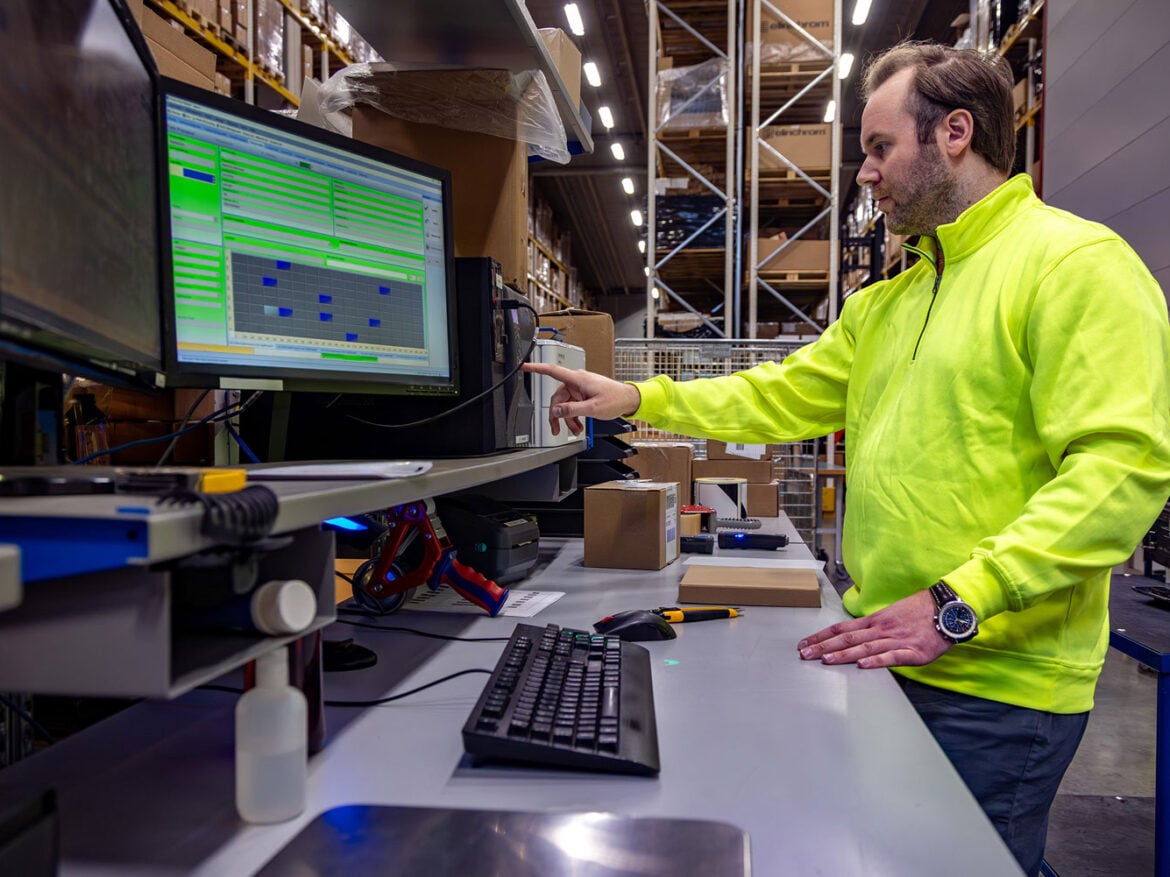 Warehouse Automation Manager - bridging the gap between advanced technology and operational management.